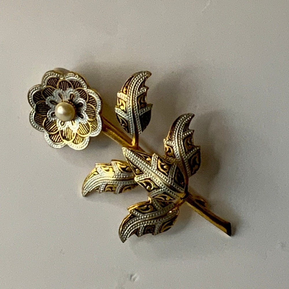 Vintage Gold Tone Flower with pearl brooch made in Spain - Picture 3 of 6